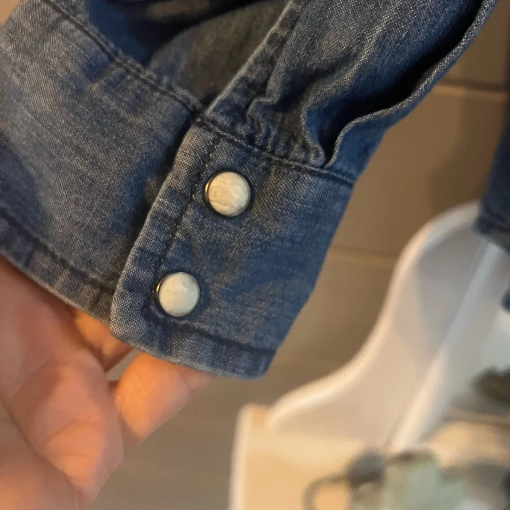 Liz Claiborne Classic Blue Denim Top - Picture 3 of 14